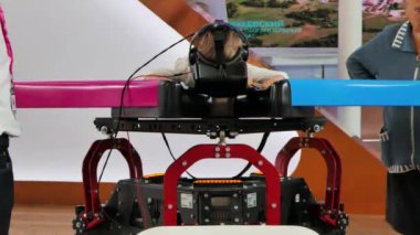 Ekaterinburg, Rusya - 13 Temmuz 2016: Sergi Innoprom Ana Sanayi Fuarı. Sanal gerçekliğin miğferindeki kız. Video. Ultrahd (4k))