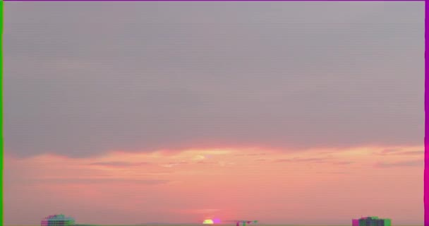 毛刺效果 日落时分和远处的天空 俄罗斯叶卡捷琳堡延时 超高清 — 图库视频影像