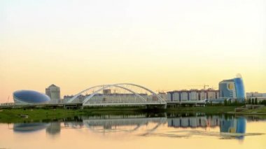 Aksaklık etkisi. Nehrin üzerinde gün batımı. Astana, Kazakistan, Nur-Sultan. Video. Ultrahd (4k))