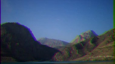 Aksaklık etkisi. Dağların üzerinde yıldızlar. Panorama. İskenderkul. Tacikistan. Zaman Atlamalı. Video