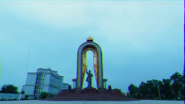 毛刺效果 塔吉克斯坦杜尚贝 2014年8月16日 索莫尼手中有13米高的国徽 头上有一顶皇冠 上面覆盖着金箔 超高清 — 图库视频影像