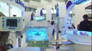 Ekaterinburg, Rusya - 12 Temmuz 2016: Sergi Innoprom Ana Sanayi Fuarı. Bebekler için tıbbi malzeme. Video. Ultrahd (4k))