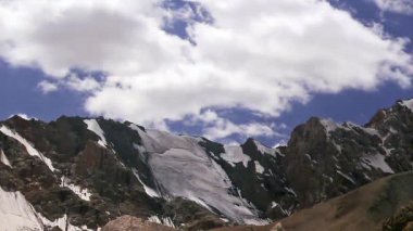Aksaklık etkisi. Bulutlu dağlar. Pamir, Tazhikistan. Zaman Atlamalı. Video