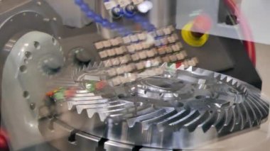 Aksaklık etkisi. Cnc torna dişli keser. Video. Ultrahd (4k))