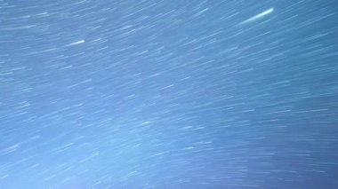 Aksaklık etkisi. Evanescent izleri şeklinde yıldızlardan izler. Zaman Atlamalı. Video. Ultrahd (4k))