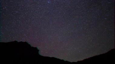 Aksaklık etkisi. Dağlardaki Samanyolu. Pamir, Tacikistan. Video. Ultrahd (4k))