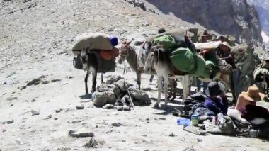 Pamir, Tazhikistan - 06 Ağustos 2014: Tacikistan dağlarında en popüler araçlar. Pass Alaudin (1a, 3700), üst. Glitch etkisi. 