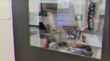 Ekaterinburg, Rusya - 13 Temmuz 2016: Sergi Innoprom Ana Sanayi Fuarı. Cnc torna dişli keser. Video. Ultrahd (4k))