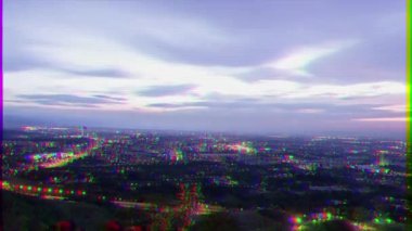 Aksaklık etkisi. Gün batımında şehir. Almat, Kazakistan. Timelapse. Video