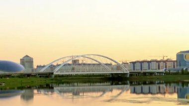 Aksaklık etkisi. Nehrin üzerinde gün batımı. Zoom. Astana, Kazakistan, Nur-Sultan. Video. Ultrahd (4k))