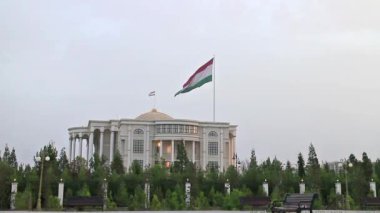 Aksaklık etkisi. Milletler Sarayı bayrağı. Duşanbe, Tacikistan. Video