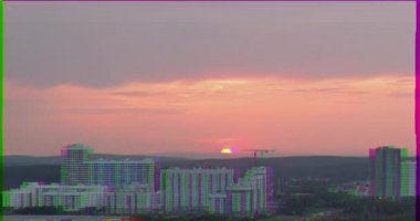Aksaklık etkisi. Gün batımında ve ötesinde gökyüzü. Zoom. Ekaterinburg, Rusya. Timelapse. Video. Ultrahd (4k))