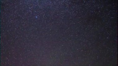 Aksaklık etkisi. Samanyolu şafakla birlikte yok olur. Pamir, Tacikistan. Video. Ultrahd (4k))