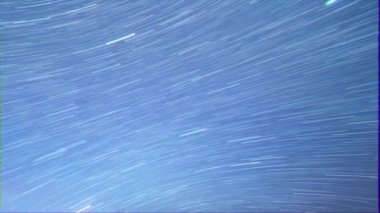 Aksaklık etkisi. Çizgiler şeklindeki yıldızlardan izler. Cape Sarich (Altın), Kırım'ın en güney noktası. Zaman Atlamalı. Video. Ultrahd (4k))