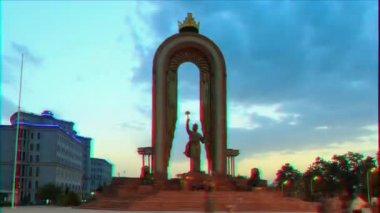 Aksaklık etkisi. İzmit Somoni Anıtı. Günbatımı. Zaman Atlamalı. 14 Ağustos 2014, Duşanbe, Tacikistan. 13 metre yüksekliğinde Somoni elinde devlet arması, ve başını bir taç, altın yaprak ile kaplı. Video. Ultrahd (4k))