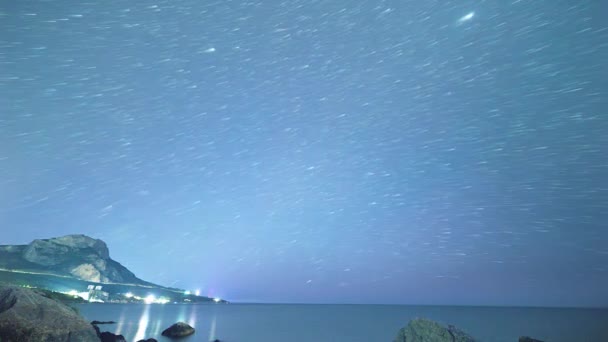 Effet scintillant. Traces d'étoiles sous forme de traces évanescentes. Cap Sarich (doré), le point le plus méridional de la Crimée. Temps écoulé. Vidéo. UltraHD (4K )