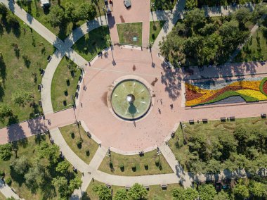 Rusya, Irkutsk - 26 Temmuz 2018: Kalinin Meydanı'ndaki Çeşme, Top