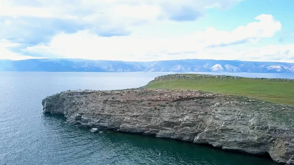 Vuelo sobre tierra y agua. Rusia, Baikal, Bay Small Sea. Island Kharantsy. Cerca de Olkhon Island, Desde Drone —  Fotos de Stock