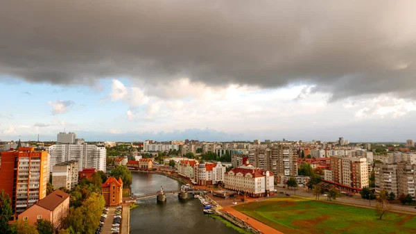 Mraky se pohybovat rychle po obloze. Jubilejní most, obec ryb — Stock fotografie