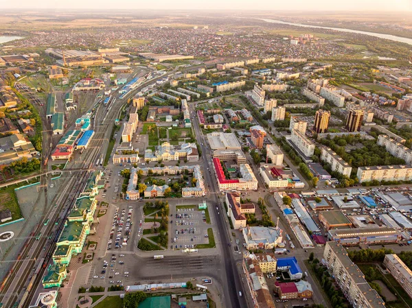 Россия, Омск - 16 июля 2018 года: Центральный железнодорожный вокзал — стоковое фото