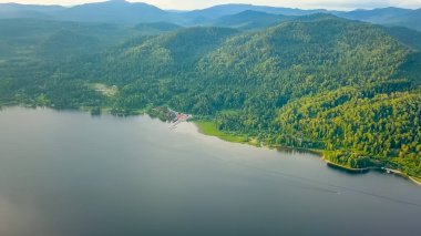 Panoramik göl Teletskoye, bulutlar tırmanıyor. Rusya, altay. Ormanlar, üzerinden Drone ile kaplı dağları