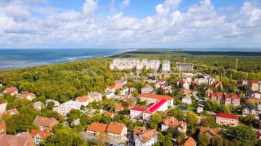 Rusya, Zelenogradsk. Curonian Spit (Kurshskaya kosa), Baltık Denizi. Curonian yuvasından dron (Kurshskay Bay), 