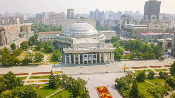 Rusia, Novosibirsk - 19 de julio de 2018: Teatro Académico Estatal de Ópera y Ballet de Novosibirsk, Desde Dron — Foto de Stock