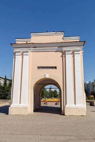 Rusia, Omsk. Puertas Tarskie de la fortaleza de Omsk. Inscripción en — Foto de Stock