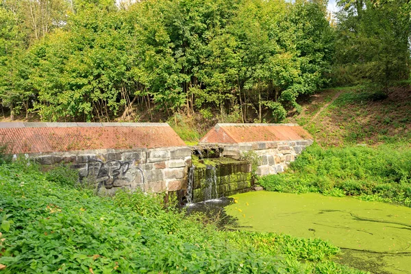 Kaliningrado, Rusia. Creek "Fortaleza". Puerta de entrada. Parque a lo largo de la w — Foto de Stock