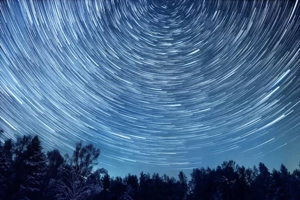 Starry sky revolves around the polar star. Leave traces in the f — Stock Photo, Image