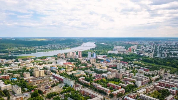 Panorama de la ciudad desde una vista de pájaro. Kemerovo, Rusia, Desde Dron —  Fotos de Stock