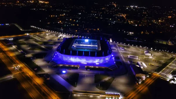 Russie, Kaliningrad - 20 septembre 2018 : Stade aérien de vue de nuit Kaliningrad - Stade de football à Kaliningrad, construit en 2018 pour les matchs de la Coupe du monde 2018 de la FIFA, De Drone — Photo