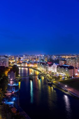 Kaliningrad Merkezi gece manzarası. Jubilee Köprüsü, Balık VI