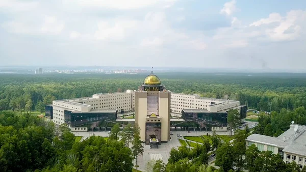 노보시비르스크 주립 대학교의 새로운 주요 건물입니다. 노보시비르스크, 러시아입니다. Dron에서 Akademgorodok — 스톡 사진