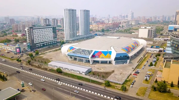 Rússia, Krasnoyarsk - 23 de julho de 2018: Instalação esportiva. Ice Arena Crystal (Crystal Ice Arena), De Dron — Fotografia de Stock