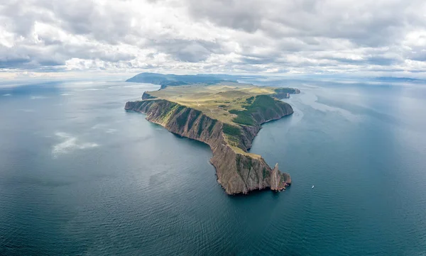 Mys Khoboy (Cape Khoboy). Rusland, het Baikalmeer, Olkhon Island. Th — Stockfoto