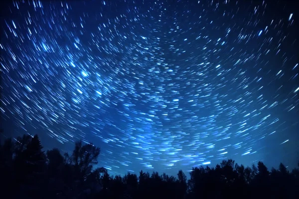 Il cielo stellato ruota intorno alla stella polare. Lasciare tracce nella f — Foto Stock