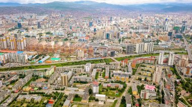 Moğolistan, kuşbakışı bulutlu havalarda, dron üzerinden şehir panoraması Ulan Batur 