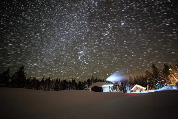 Pequena casa no fundo do céu estrelado no inverno. Folha — Fotografia de Stock