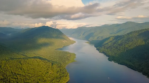 Vista panorâmica do Lago Teletskoye, Escalada para as nuvens. Rússia, Altai. Montanhas cobertas de florestas, De drone — Fotografia de Stock