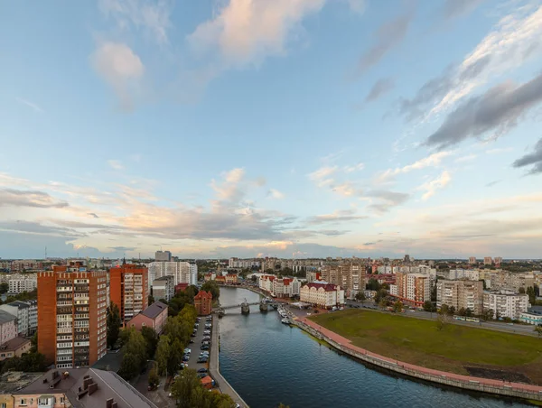 Abend Kaliningrad. Fluss Pregolya, Damm der Fischvill — Stockfoto