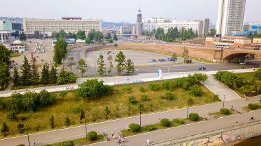 Rusya, Krasnoyarsk - 22 Temmuz 2018: Ortak köprü. Tiyatro Meydanı. Yazıt ve saat - Krasnoyarsk 2019. Krasnoyarsk, Dron üzerinden şehir panoraması 