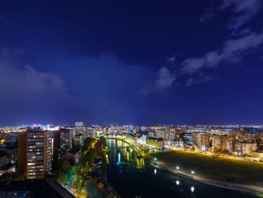 Gece Kaliningrad ışıkları. Nehir Pregolya, setin 