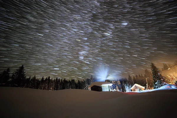 Kis ház a háttérben a csillagos ég télen. Te — Stock Fotó