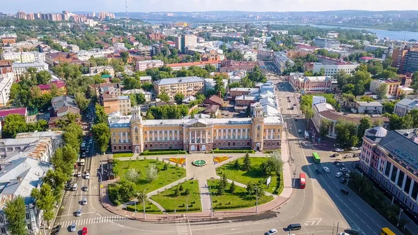 Russia, Irkutsk - 26 de julio de 2018: Building Vostsibugol Trade and Industry Company. Plaza Ikhvinsky, de Dron —  Fotos de Stock