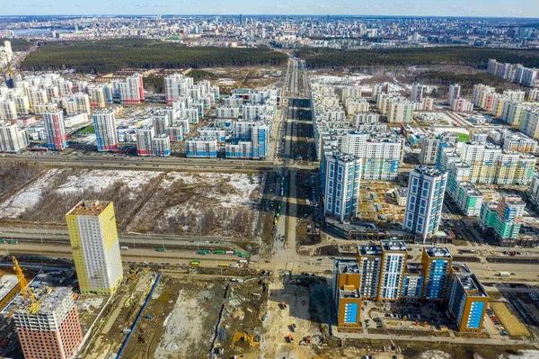 Russie, Ekaterinbourg. Au début du printemps. Vue panoramique de la ville — Photo