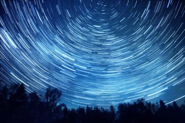 Yıldızlı gökyüzü kutup yıldızı döner. F içinde iz bırak