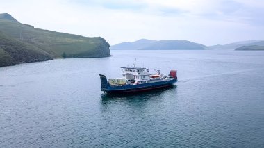 Rusya, Olkhon - 27 Temmuz 2018: Bağlama feribot meni Batagayev. Deniz baykal. Olkhon Adası'na feribot. Ada., üzerinden dron taraftan 