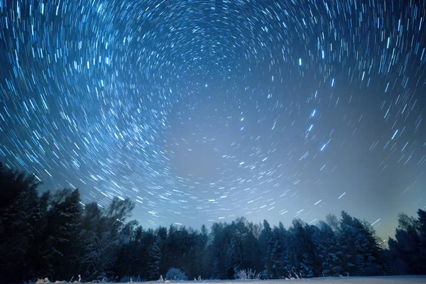 Stjärnhimmel kretsar kring Nordstjärneorden. Lämna spår i f — Stockfoto