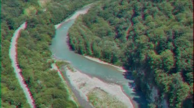 Aksaklık etkisi. Mzymta nehri yükseklikten, Soçi, Rusya. Video. Ultrahd (4k))